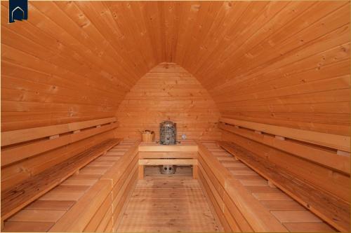 a wooden sauna with a stove in the middle at Ferienanlage Bansin Seepferdchen 4 in Bansin