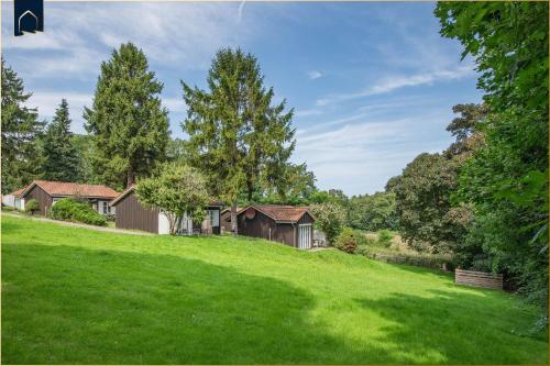 a house on a grassy hill with a yard at Ferienanlage Bansin Seepferdchen 4 in Bansin