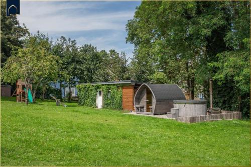 a small shed in a grassy area with a yard at Ferienanlage Bansin Seepferdchen 1 in Bansin