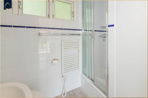 a bathroom with a shower and a toilet at Ferienanlage Bansin Seepferdchen 6 in Bansin