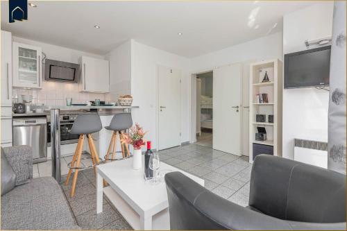 a living room with a table and chairs and a kitchen at Ferienanlage Bansin Seepferdchen 6 in Bansin