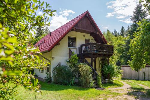 a small yellow house with a red roof at Ferienwohnungen Behling am Schufutsberg in Liepe