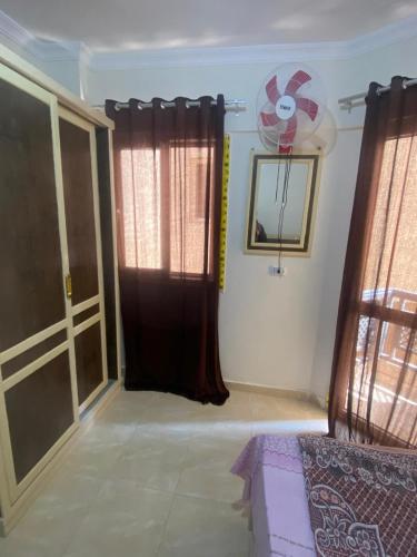 a room with a bed and a window at Blubay VIP in Marsa Matruh