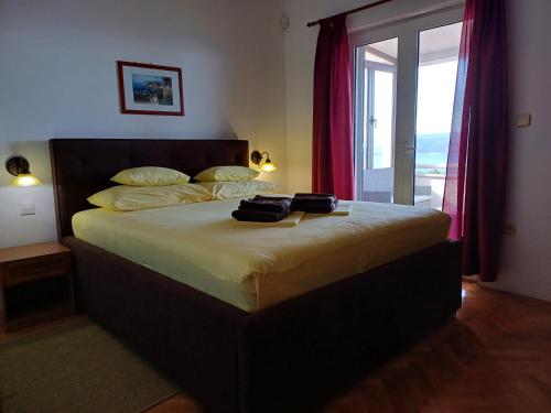 Postel nebo postele na pokoji v ubytování VILLA LEO - private pool - seaview - pets welcome - luxury villa on 1000 m2