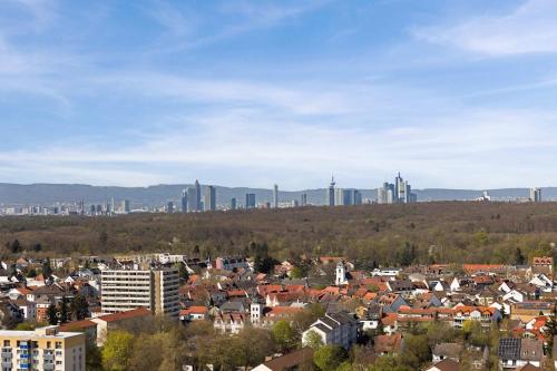 a view of a city with buildings in the background at Hotel Montago- Dein großes Zimmer mit hervorragender Infrastruktur in Neu Isenburg