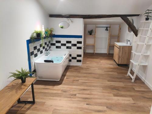 a bathroom with a tub and a sink at Loft Le Pop Art-Balneo-Cinéma-Clim in Sainte-Livrade-sur-Lot
