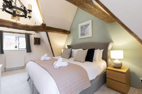 a bedroom with a bed and a window at Charming 3-Bed Cottage in Central Stroud in Gloucestershire