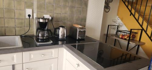 un plan de travail avec un mixeur et un grille-pain dans l'établissement Maison de village, à Pléaux