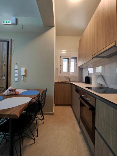 a kitchen with a table and a dining room at Gastouni Urban stay in Gastoúni