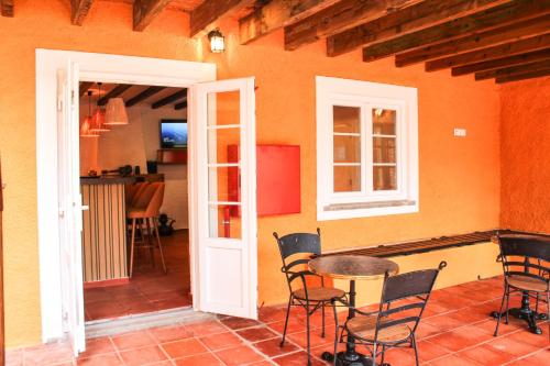 a patio with chairs and a table in a room at Penedo Escape Nature in Colares
