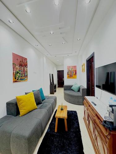 a living room with a couch and a tv at Apartment oasis moderne in Tangier