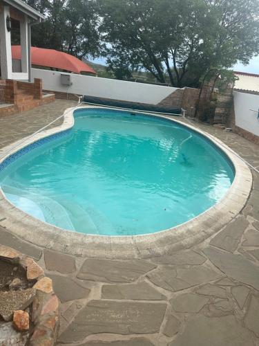 温特和克Little Haven Conerstone cottage的一个蓝色海水的大型游泳池