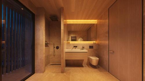 un baño con lavabo e inodoro en New designer cabin in Lofoten, en Storøya