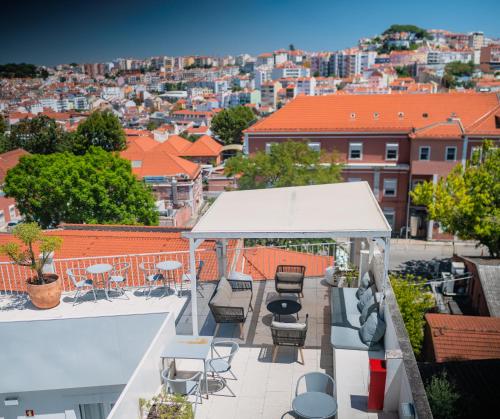 vistas a un patio en la azotea con sillas y mesas en Quinta Colina by Shiadu, en Lisboa