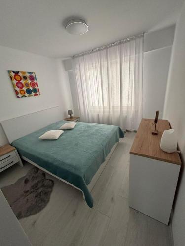 a bedroom with a green bed and a window at RH Mures Stay in Târgu-Mureş
