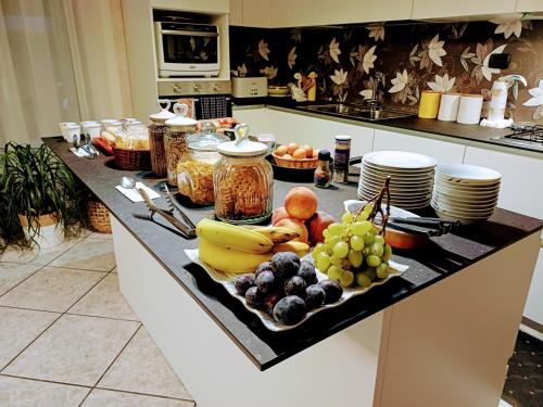 a kitchen counter with a bunch of fruit on it at Monti e Mare in Lanusei