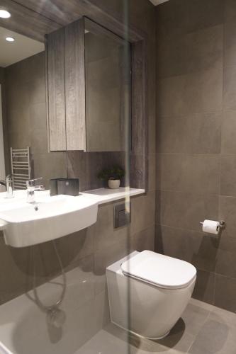 Et badeværelse på Maison Blanc The Stylish & Cozy 1bed apartment in City centre