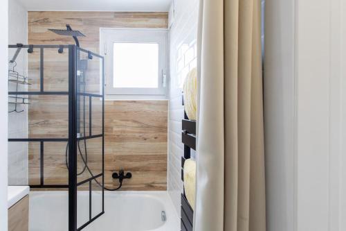 Bilik mandi di C3 Studio Facing Sea and Beach - Wifi, AC, terrace