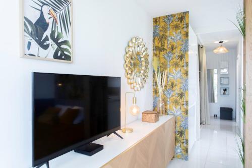 Televisyen dan/atau pusat hiburan di C3 Studio Facing Sea and Beach - Wifi, AC, terrace