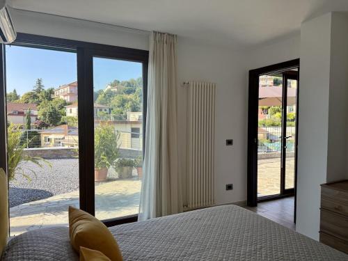 Un dormitorio con una cama y una ventana grande. en Villa Catocce - Beautiful New Apartments with Parking - by HOST4U, en Imperia