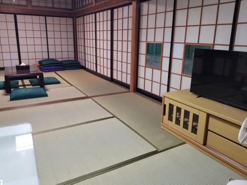Televisyen dan/atau pusat hiburan di Inari 808 Spacious House