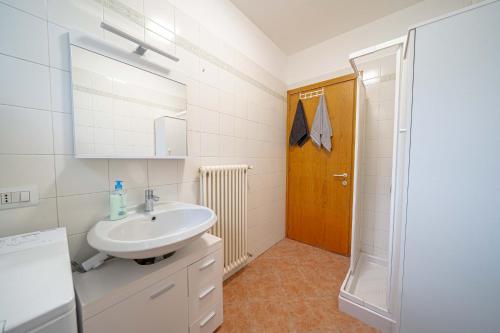 une salle de bain avec un lavabo et une douche dans l'établissement A Sust, à Colico