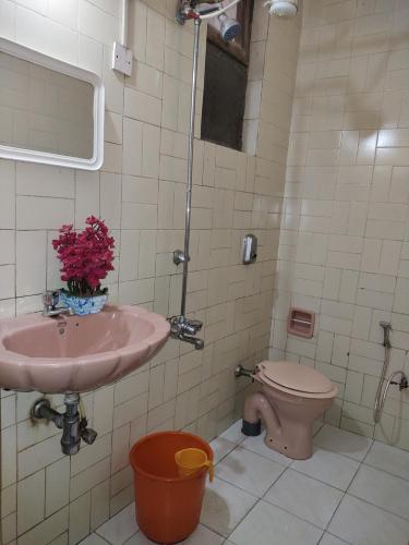 Bilik mandi di Hotel Kismat Mahal