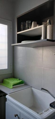 a kitchen with a sink and a green towel at aleyluna in Berrotarán