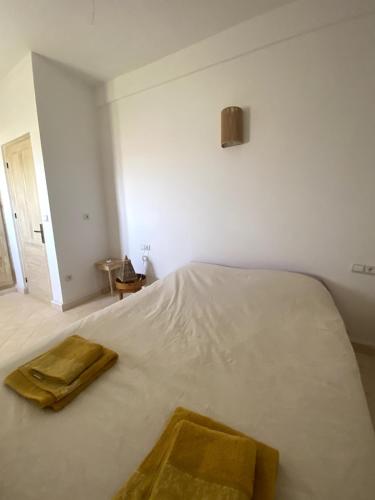 Una cama o camas en una habitación de Dar Chams-Villa Essaouira 3 chambres