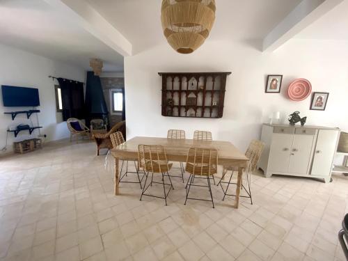 Una televisión o centro de entretenimiento en Dar Chams-Villa Essaouira 3 chambres