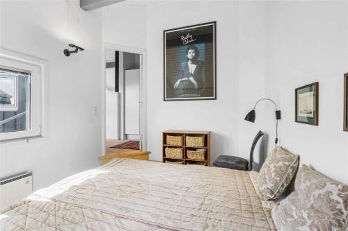una camera con letto e letto a baldacchino sul muro di BL1555-Blokhus-Egebaeksvej-17 a Blokhus