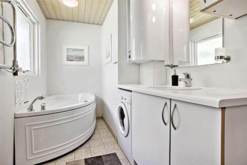 bagno bianco con lavandino e lavatrice di BL238-Pandrup-Fyrregangen-18 a Pandrup