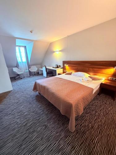 a hotel room with a bed and a desk at Hotel Gorczowski Katowice Chorzów in Chorzów