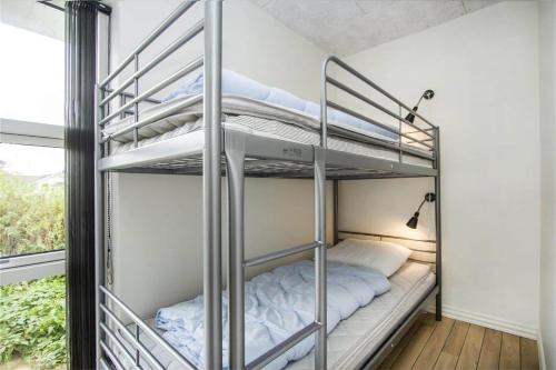 Una cama o camas en una habitación de BL139-Blokhus-Klitvejen-4-A