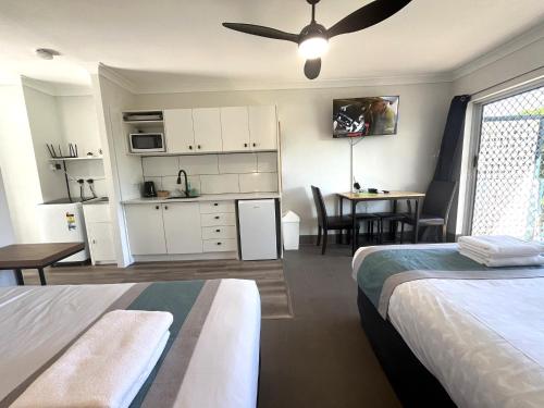 Postel nebo postele na pokoji v ubytování Broadwater Keys Holiday Apartments