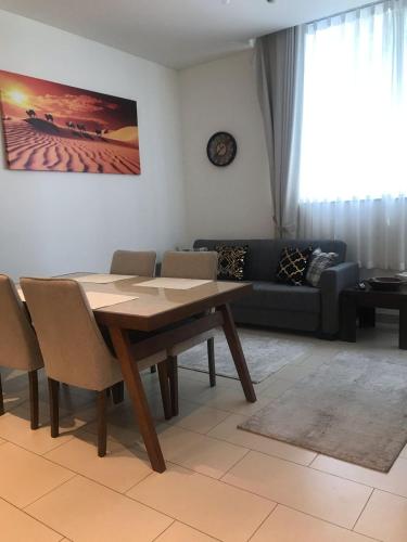 Pet free 1BR with Balcony Pool Gym Near Downtown