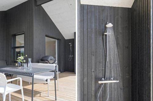 una doccia in una stanza con un tavolo e una sala da pranzo di BL1489-Blokhus-Paa-Bakken-8-B a Blokhus