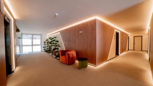 an empty hallway with a chair and a plant at Olea Suites in Alcalá del Júcar