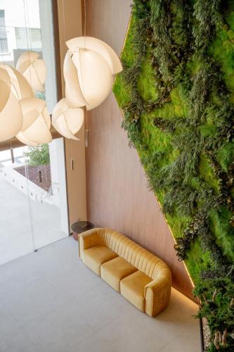 a room with a green wall with a couch at Olea Suites in Alcalá del Júcar