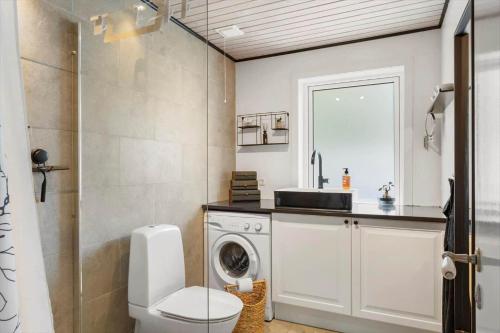 a bathroom with a washing machine and a sink at BL1666-Saltum-Vikingebanke-5 in Saltum