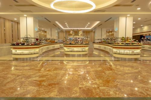 een grote lobby met een winkelcentrum met een winkel bij Aydinbey King's Palace & Spa - Ultra All Inclusive in Side