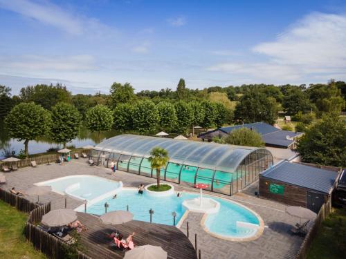 eine Draufsicht auf einen Swimmingpool in einem Resort in der Unterkunft Huttopia Baie du Mont Saint Michel in Baguer-Pican