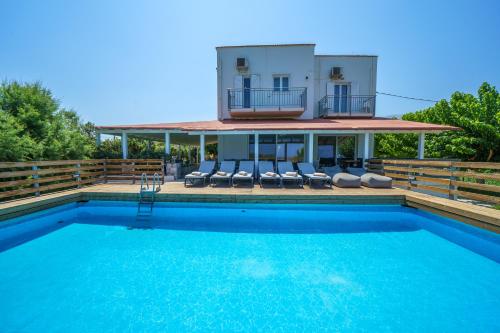 Πισίνα στο ή κοντά στο Alkioni Villa, Steps from the Sea
