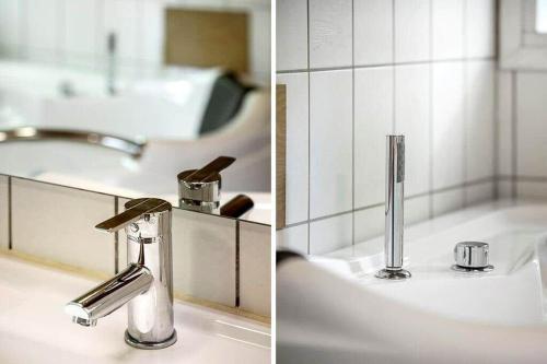 due foto di un lavandino con rubinetto in bagno di BL433-Blokhus-Raappenmark-8 a Blokhus