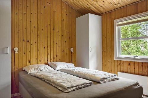 un letto grande in una stanza con una finestra di BL433-Blokhus-Raappenmark-8 a Blokhus