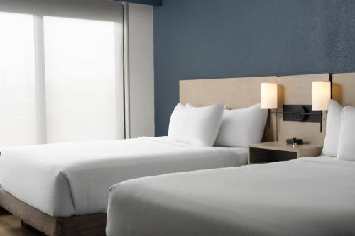 Hyatt Place Secaucus Meadowlandsにあるベッド