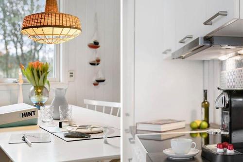 due foto di una cucina con un bancone con un forno a microonde di BL1274-Blokhus-Raappenmark-30 a Blokhus