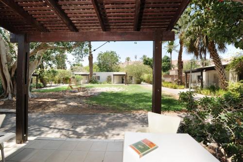 Taman di luar כפר נופש קלי"ה ים המלח