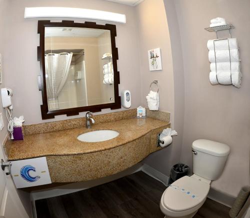 Ένα μπάνιο στο Coastal Comfort Hotel