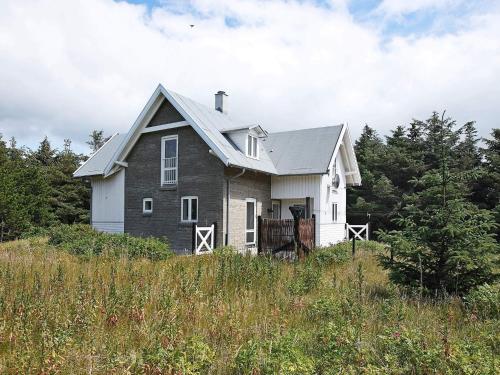 une maison au sommet d'une colline dans un champ dans l'établissement 5 person holiday home in Harboøre, à Harboør